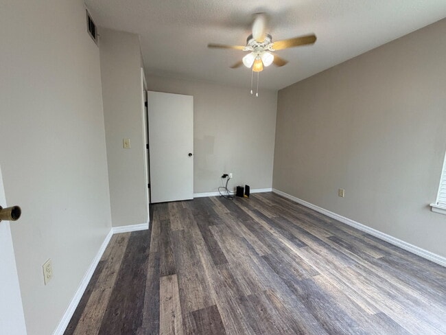 Building Photo - *** $500 OFF MOVE IN SPECIAL *** "Charming 3-Bed Condo with Scenic Views & Granite Finishes in Me...