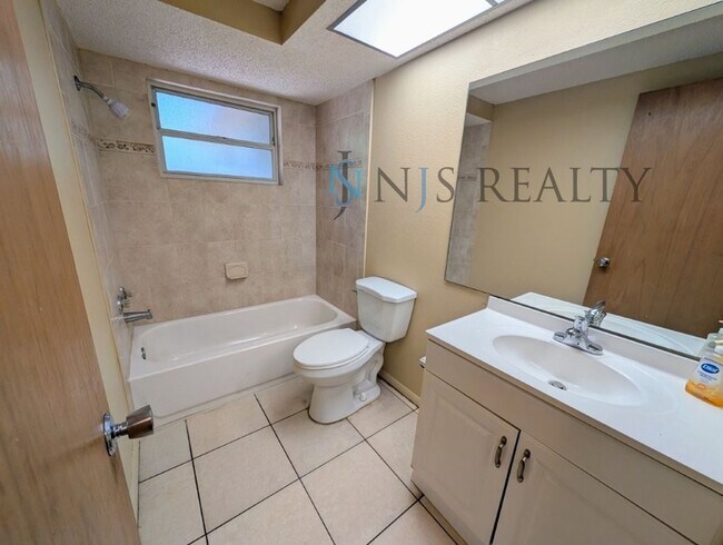 Building Photo - 11621 Meadow Dr