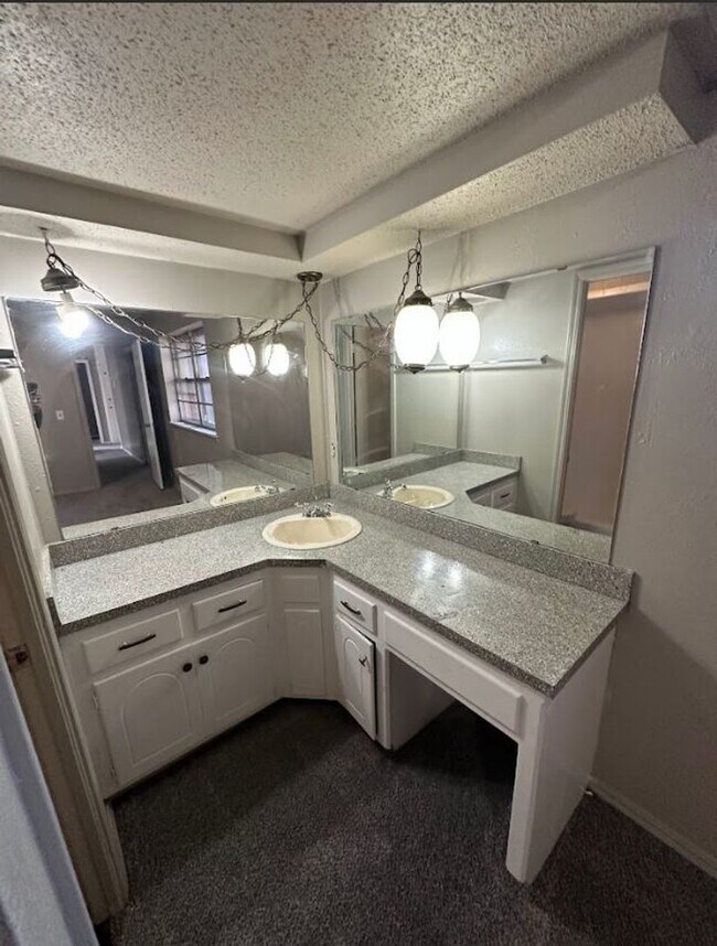 Building Photo - 4 Bed 2 Bath Available!