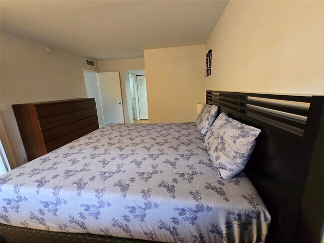 Building Photo - 605 Oaks Dr