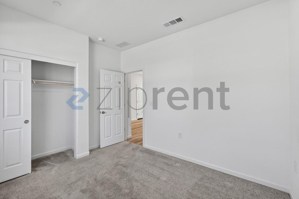 Building Photo - Unit