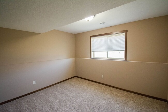 Building Photo - Move-In Ready NW Rochester Home with Finished Lower Level