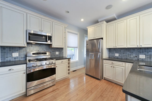 Kitchen - 2500 N Francisco Ave