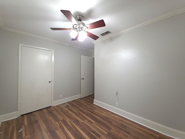 Building Photo - 308 Lakeview St
