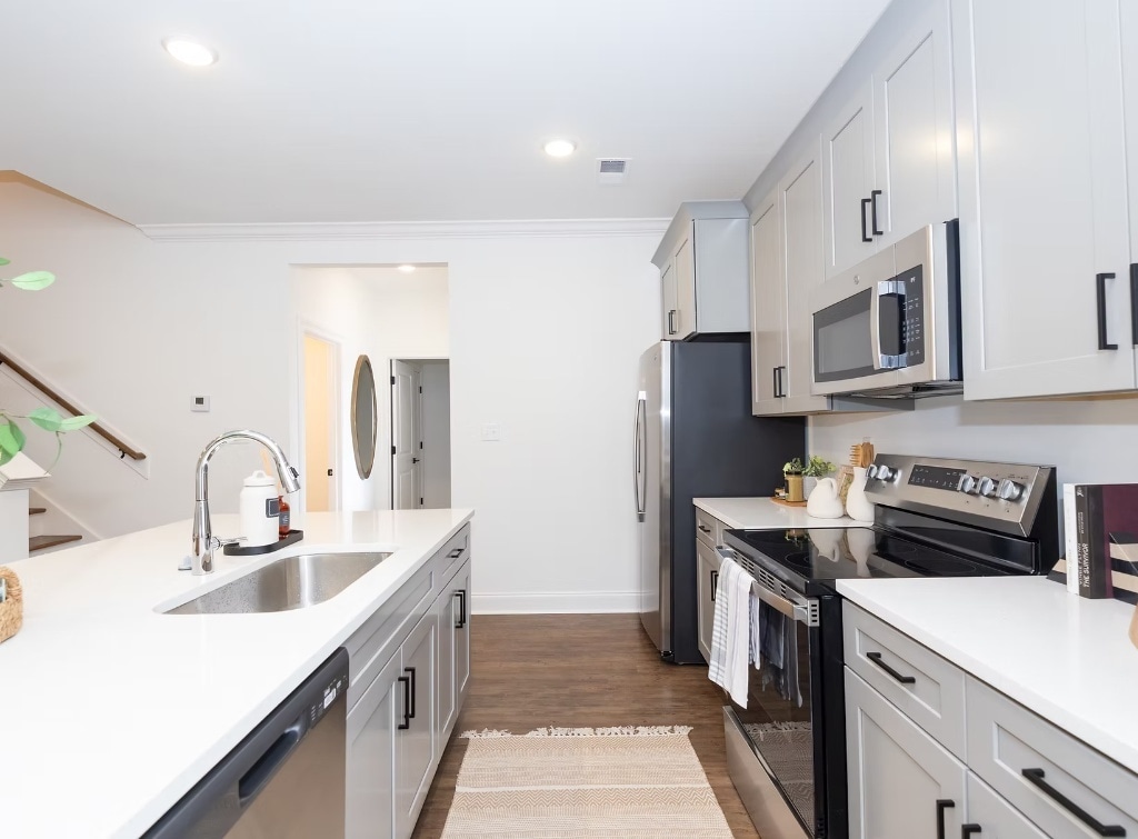 Building Photo - 703 Southview Dr