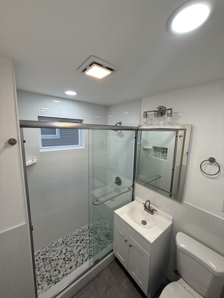 Building Photo - 16 Astoria St