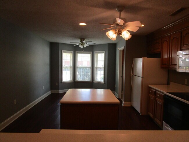 Building Photo - 601 Brushwood Dr