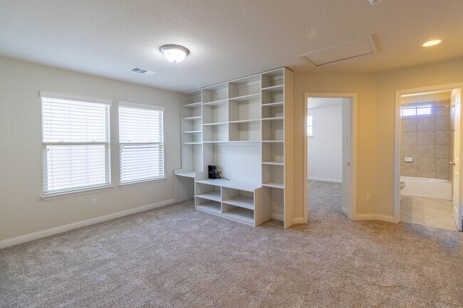 Building Photo - Gorgeous 3 bed / 2.5 bath just North of The Domain!