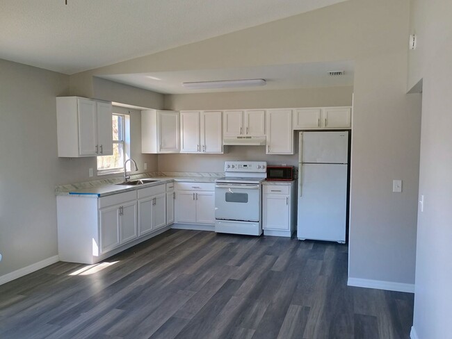 Building Photo - 2 bed 2 bathroom duplex Completely UPDATED!!!