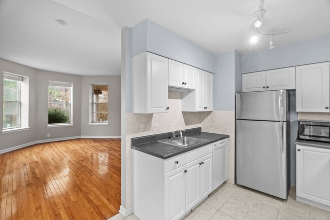 Building Photo - Modern Spacious  2 Bed  and 1.5  Bath Cond...
