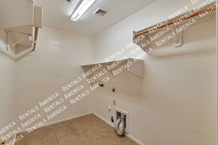 Building Photo - 10813 S Bear Table Tank Dr