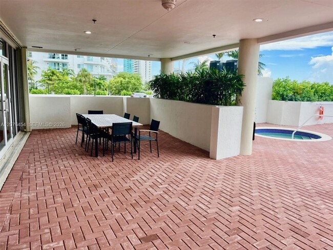 Building Photo - 6422 Collins Ave