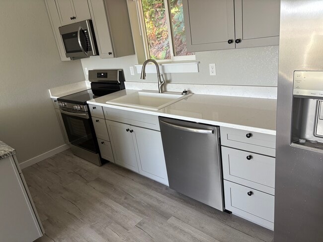 Building Photo - 682 Elm Ave