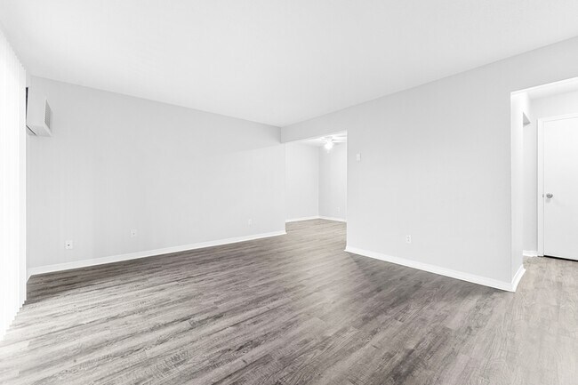 Building Photo - 5953 Walnut Cir Dr