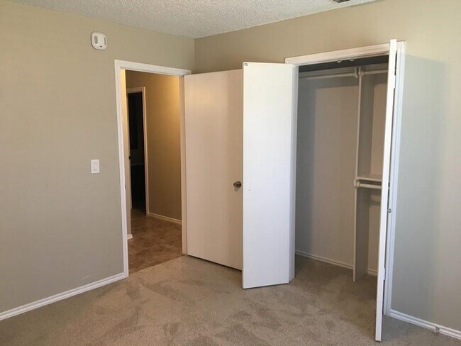 Building Photo - 3113 Kensington Dr