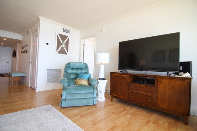 Building Photo - Gorgeous Furnished Direct Ocean Condo in Indialantic