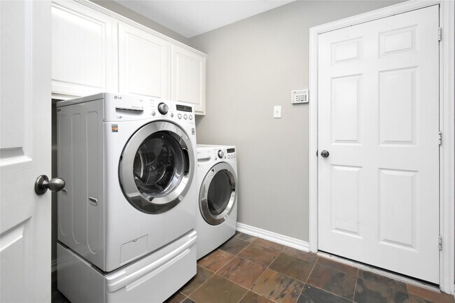 Building Photo - 10 E Artist Grove Cir