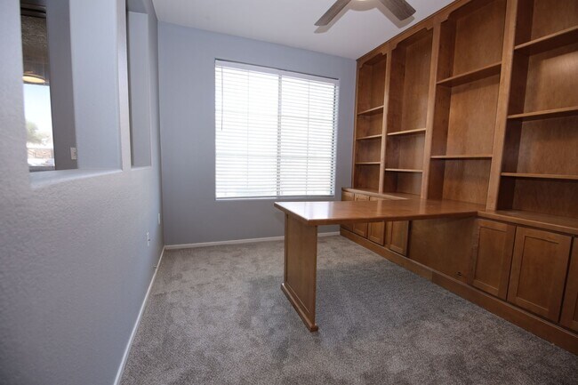 Building Photo - First Floor Condo in Green Valley!