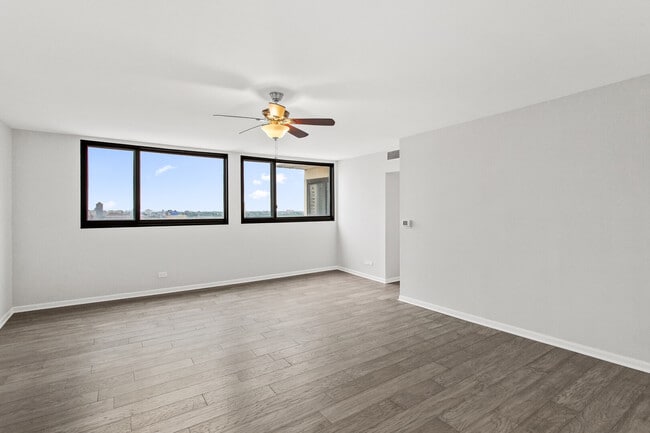 Building Photo - 6150 N Kenmore Ave