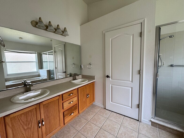 Building Photo - 520 Canary Island Ct