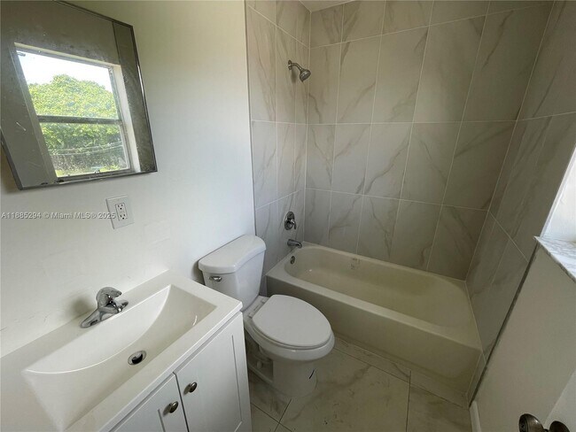 Building Photo - 801 N H St