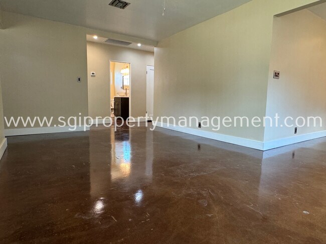 Building Photo - 2723 N Greenfield Rd