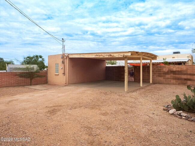 Building Photo - 1404 E Silver St