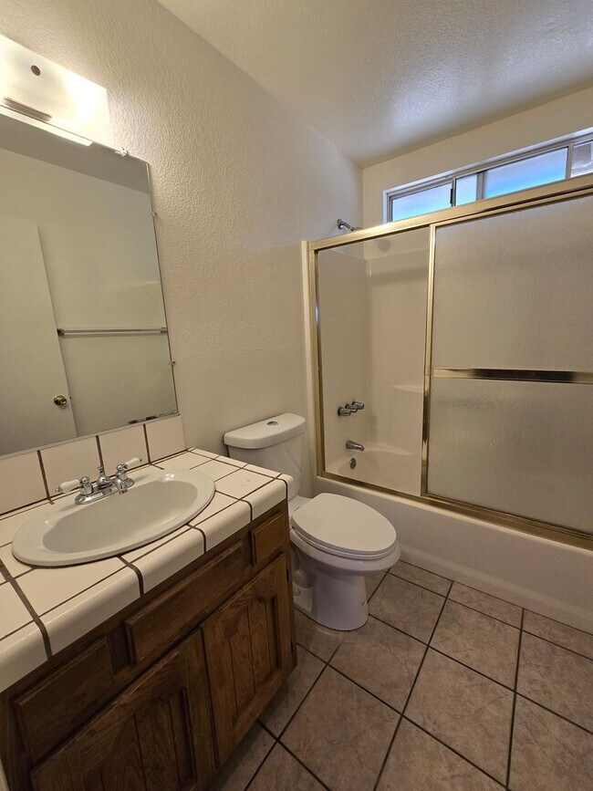 Building Photo - Quiet neighborhood and great views!