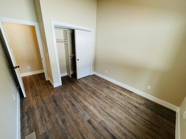 Building Photo - 3 bed 2 bath 1 car garage townhouse in Sou...