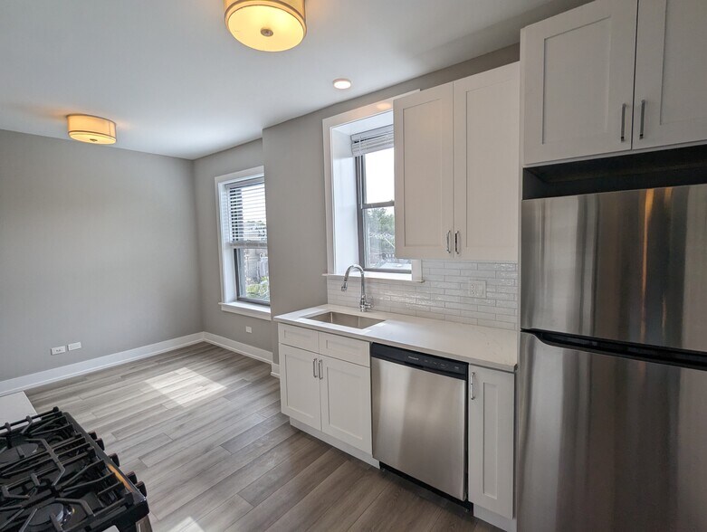 Building Photo - 3935 N Janssen Ave