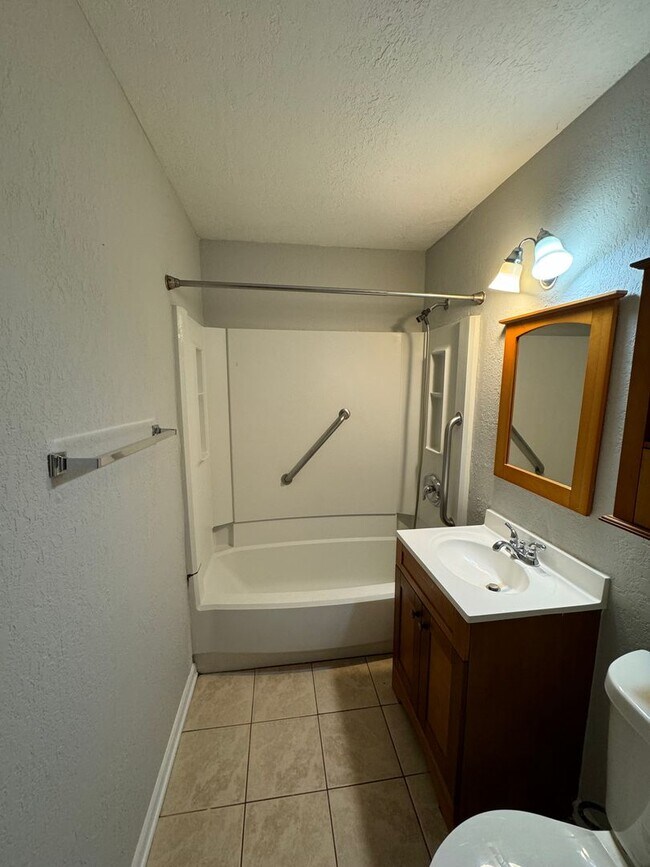 Building Photo - Come See This Beautiful Remodeled 2 Bed 1 Bath Condo in Mystic Woods! Available Now!