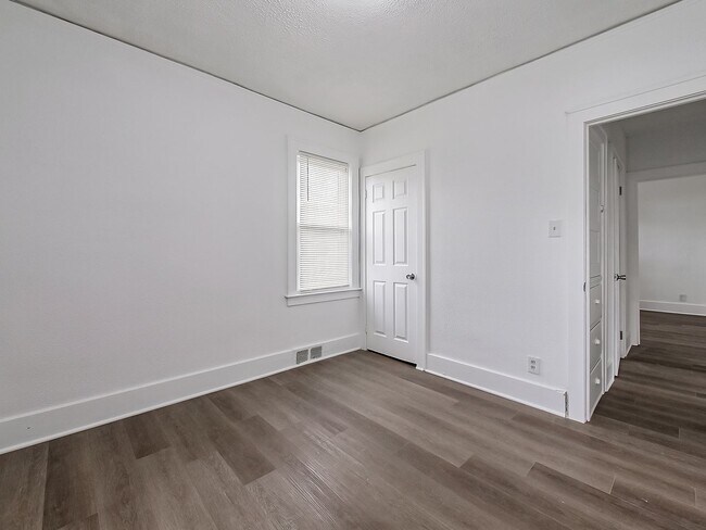 Building Photo - AVAILABLE NOW! SECTION 8 APPROVED! Charming 3-Bedroom Home in Warren!