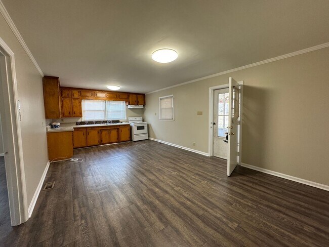 Building Photo - MOVE-IN READY!