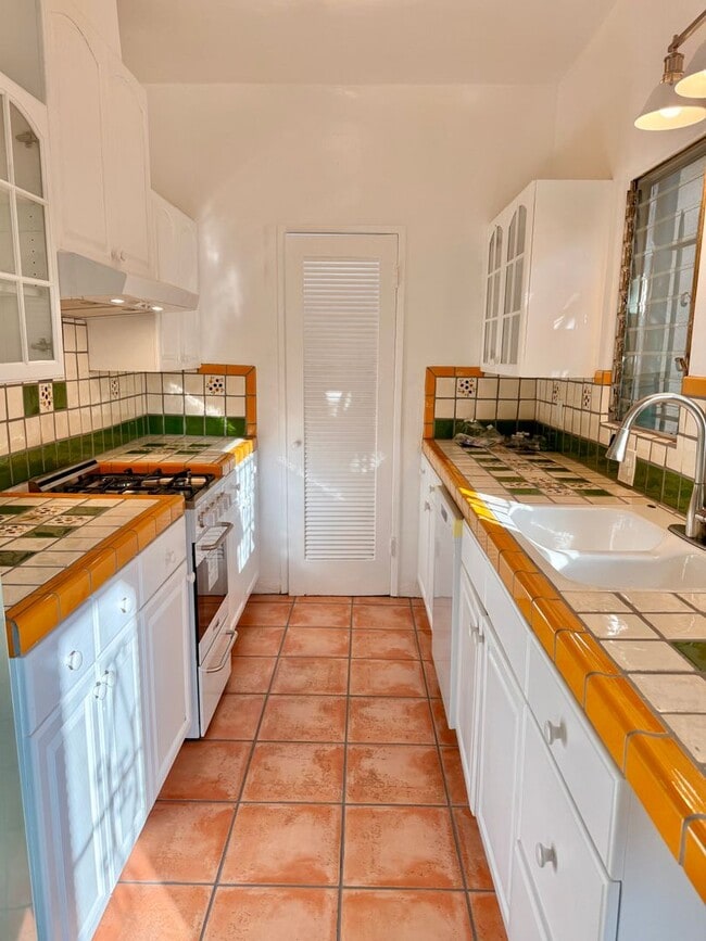 Building Photo - 2166 Beachwood Terrace