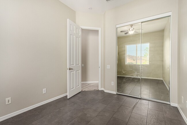 Building Photo - Anthem Highlands home with energy saving u...