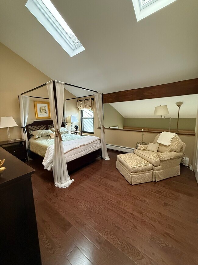 Building Photo - 1465 E Putnam Ave