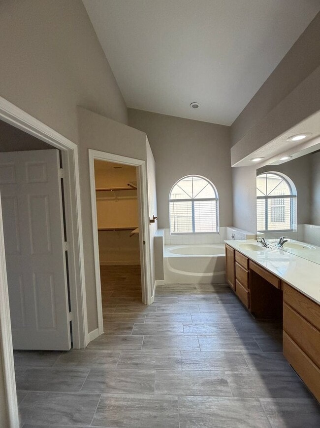 Building Photo - UPDATED BEAUTY IN GARDEN LAKES