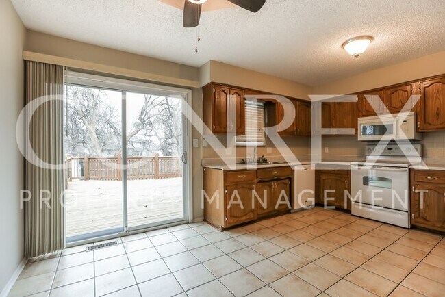 Building Photo - 3 Bdrm, 2.5 Bath move in ready in Lee's Su...