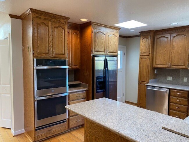 Building Photo - Charming home in great location