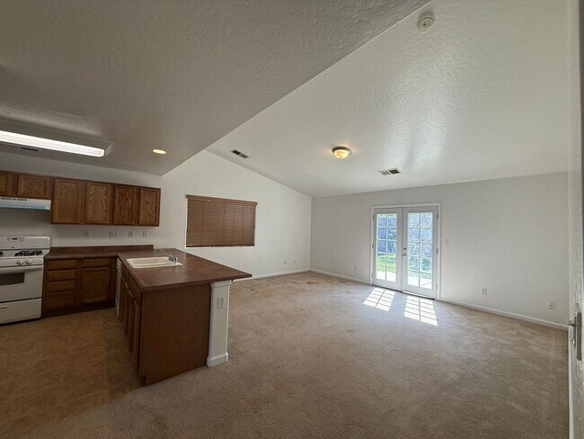 Building Photo - 3-bedrooms and two bathrooms home located in Visalia, CA