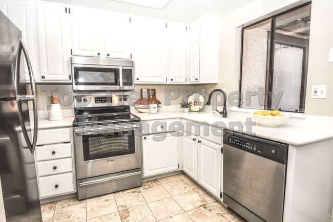 Building Photo - Very nice 2 bed / 2.5 bath / 1,185 sqft Walnut Creek Townhouse in desirable Main Chance Estates D...