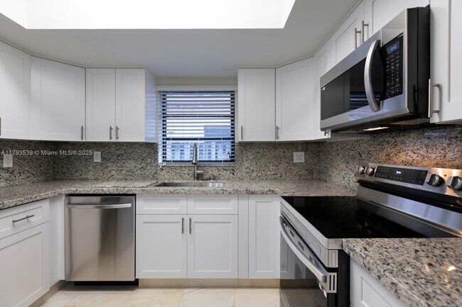 Building Photo - 2733 SW 31st Pl