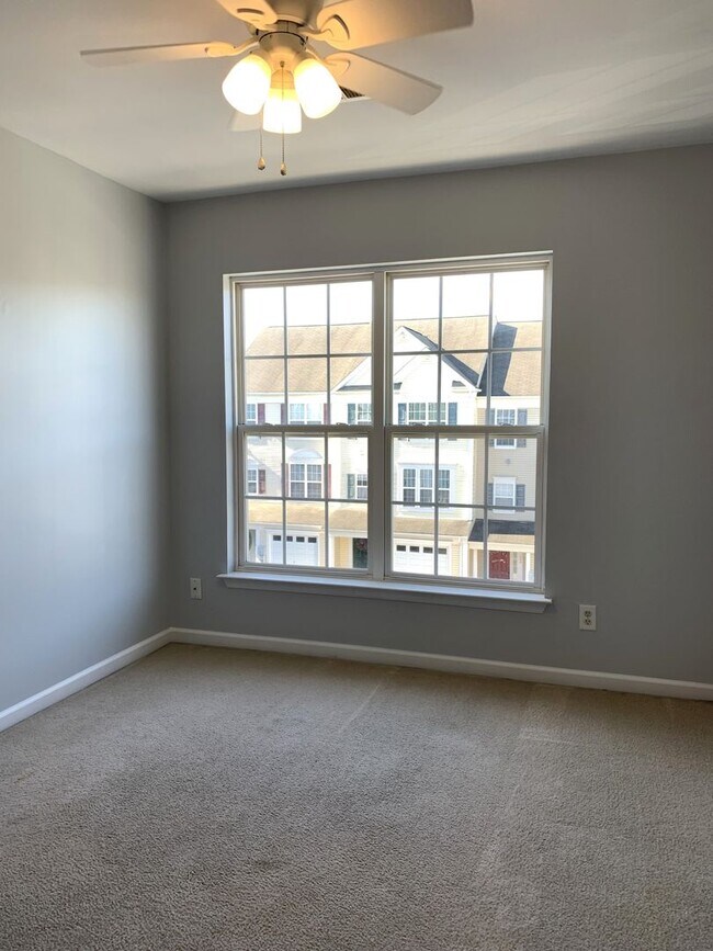 Building Photo - Spacious 3-Bed / 2.5-Bath Townhome – Antrim Crossing Subdivision