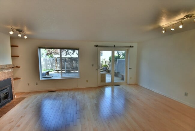 Building Photo - 2Bd/1.5Ba Kirkland Condo