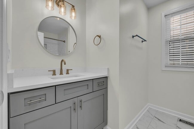 Building Photo - 129 Vintage Cir