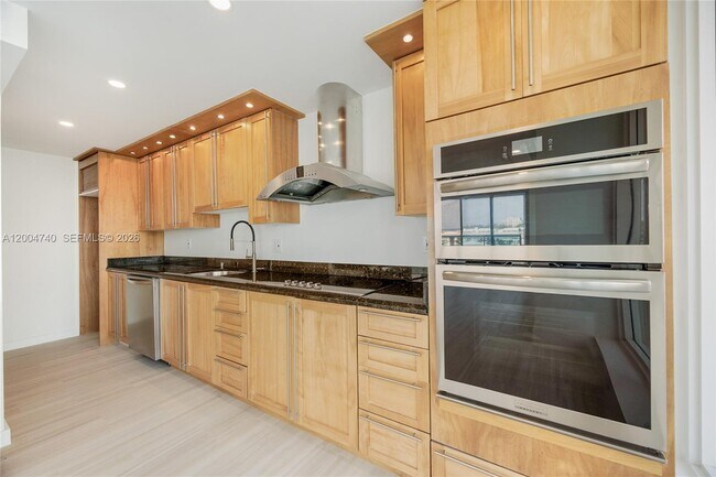 Building Photo - 2100 S Ocean Ln