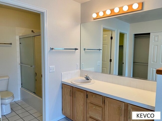 Building Photo - Spacious Townhouse with Central AC