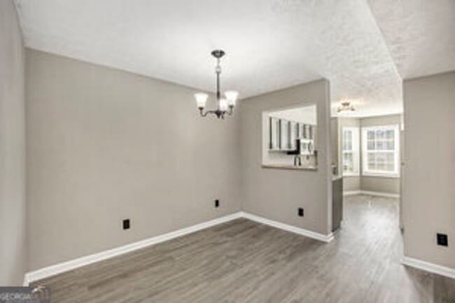 Building Photo - Like New! 2 bedroom 2 bathroom end unit co...