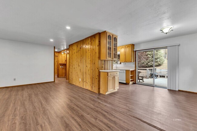 Building Photo - Mountain Lodge Home 1 Mile Away from the C...