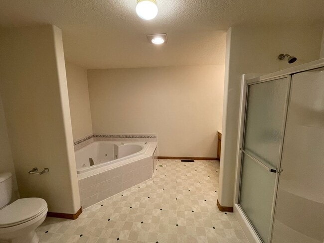 Building Photo - Large and Spacious Duplex